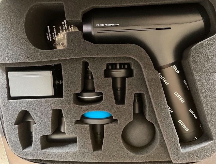 Die HoMedics Pro Massagepistole inklusive Zubehör.