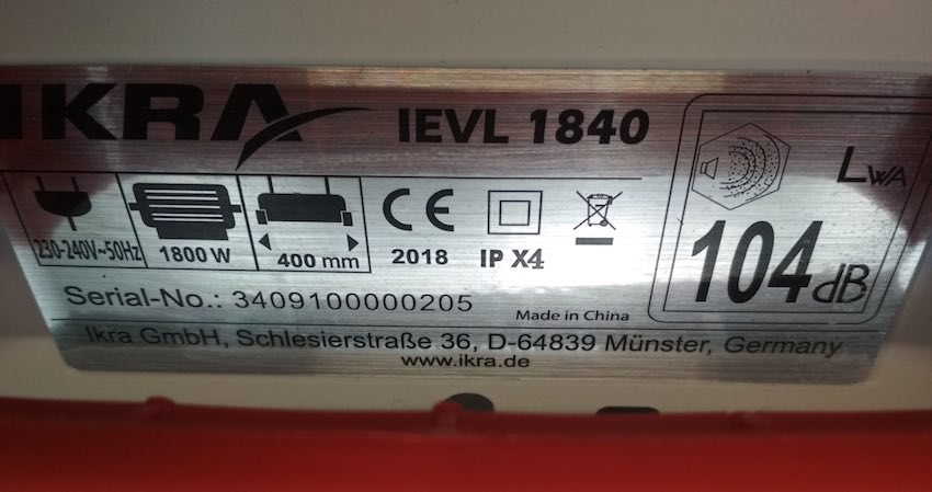 Der Motor des IKRA IEVL 1840 Vertikutierers erreicht einen Schallleistungspegel (LWA) von 104 dB.