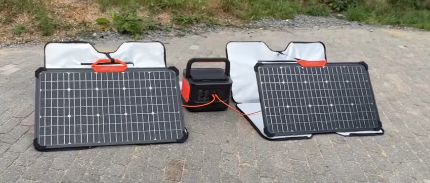 Der Jackery Explorer 1000 PRO Solargenerator mit 2 Solarsaga Modulen.