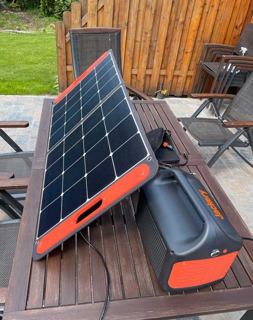 Die Jackery Explorer 1000 Powerstation inklusive Solarmodul.