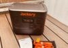 Der Jackery Explorer 2000 PRO Solargenerator inklusive Kabel.