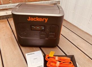 Der Jackery Explorer 2000 PRO Solargenerator inklusive Kabel.