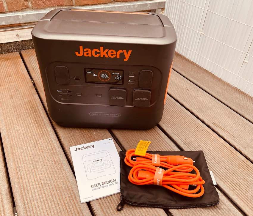Der Jackery Explorer 2000 PRO Solargenerator inklusive Kabel.