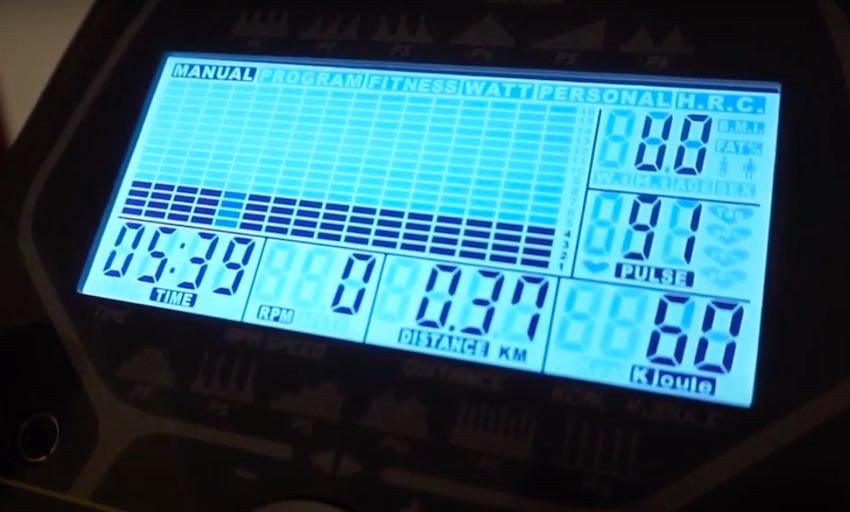 Das große Display beim Kettler AXOS Elliptical P Crosstrainer Ellipsentrainer.