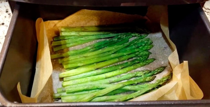 Spargel garen in der die Kyvol XXL AF60 Heißluftfritteuse.