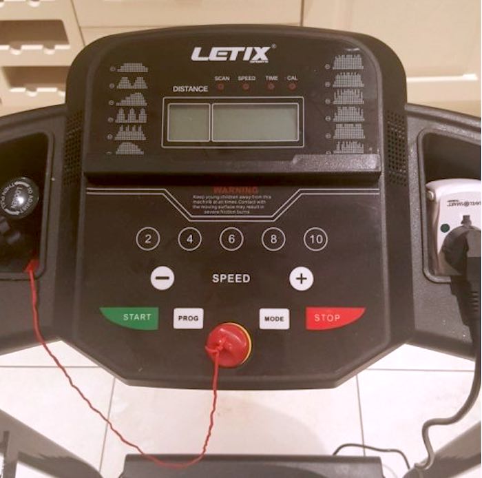 Das Bedienpanel des Letix Sports Speedrunner Pro Laufbands. In der Mitte befindet sich die Tablet-Halterung.