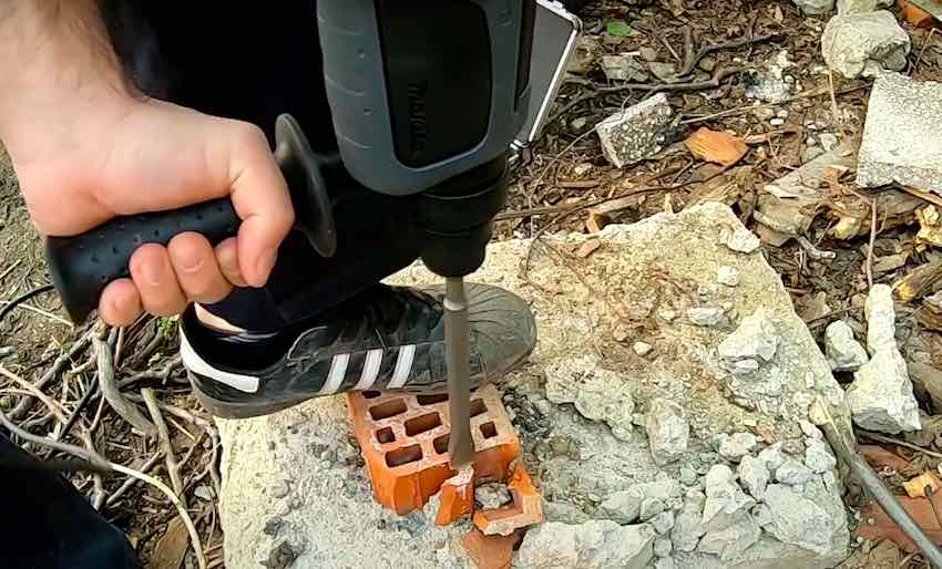 Der Makita HR2470BX40 Kombi Bohrhammer beim Meißel-Test.
