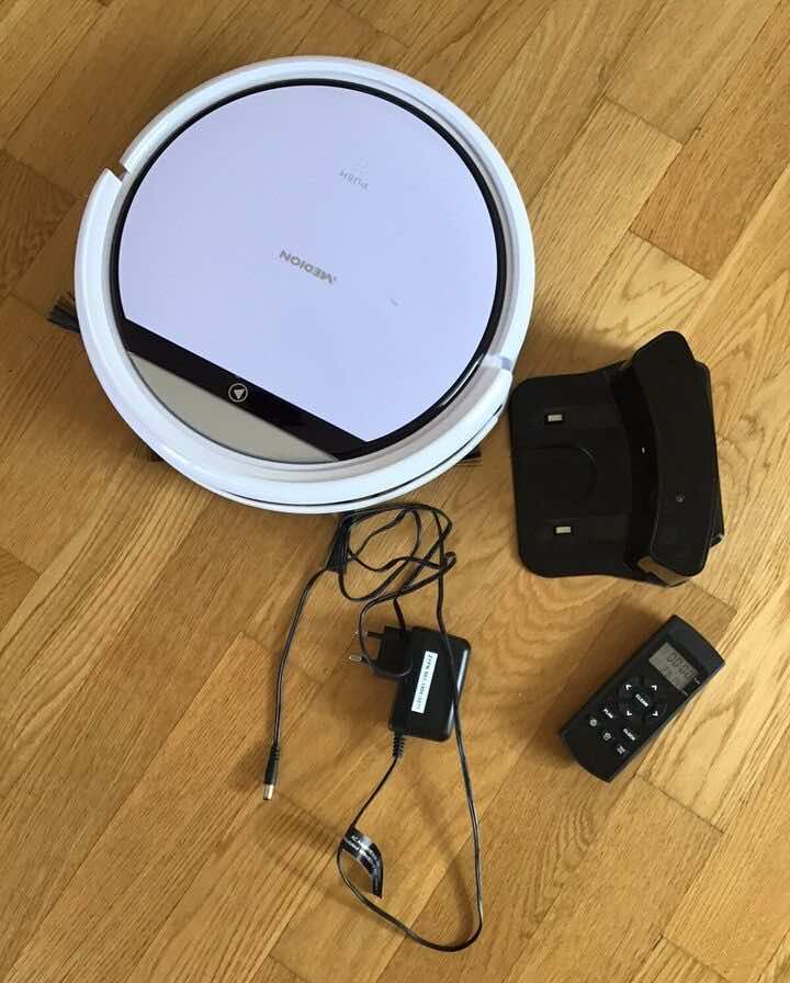 Der Medion MD 18501 Saug- und Wischroboter mit Ladestation und Fernbedienung.