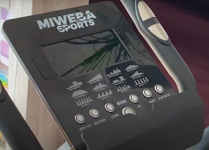 Das große, moderne Bedienpanel des Miweba MC300 Crosstrainer.