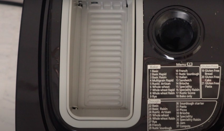 Der integrierte Rosinen-Nuss-Verteiler und der Hefeverteiler des Panasonic SD-ZX2522 Brotbackautomats.