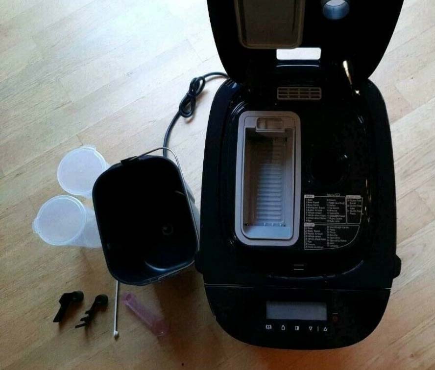 Der Panasonic SD-ZX2522 Brotbackautomat inklusive Zubehör.