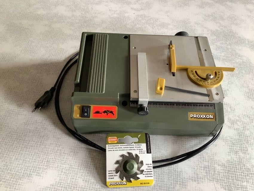 Die kleine Modellbau-Tischkreissäge Proxxon KS 230.