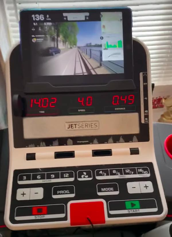 Das Bedienpanel des Reebook Jet 100 Laufbands mit Tablet und laufender Kinomap-App.