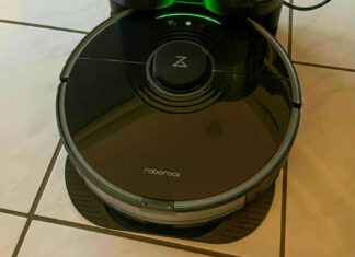 Der Roborock S7 Saugroboter in der Ladestation.
