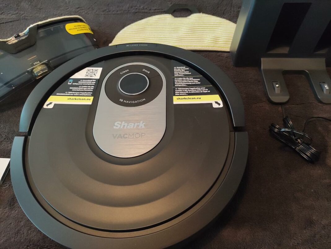 Der Shark AI VacMop Saug- und Wischroboter RV2001WDEU im Test.