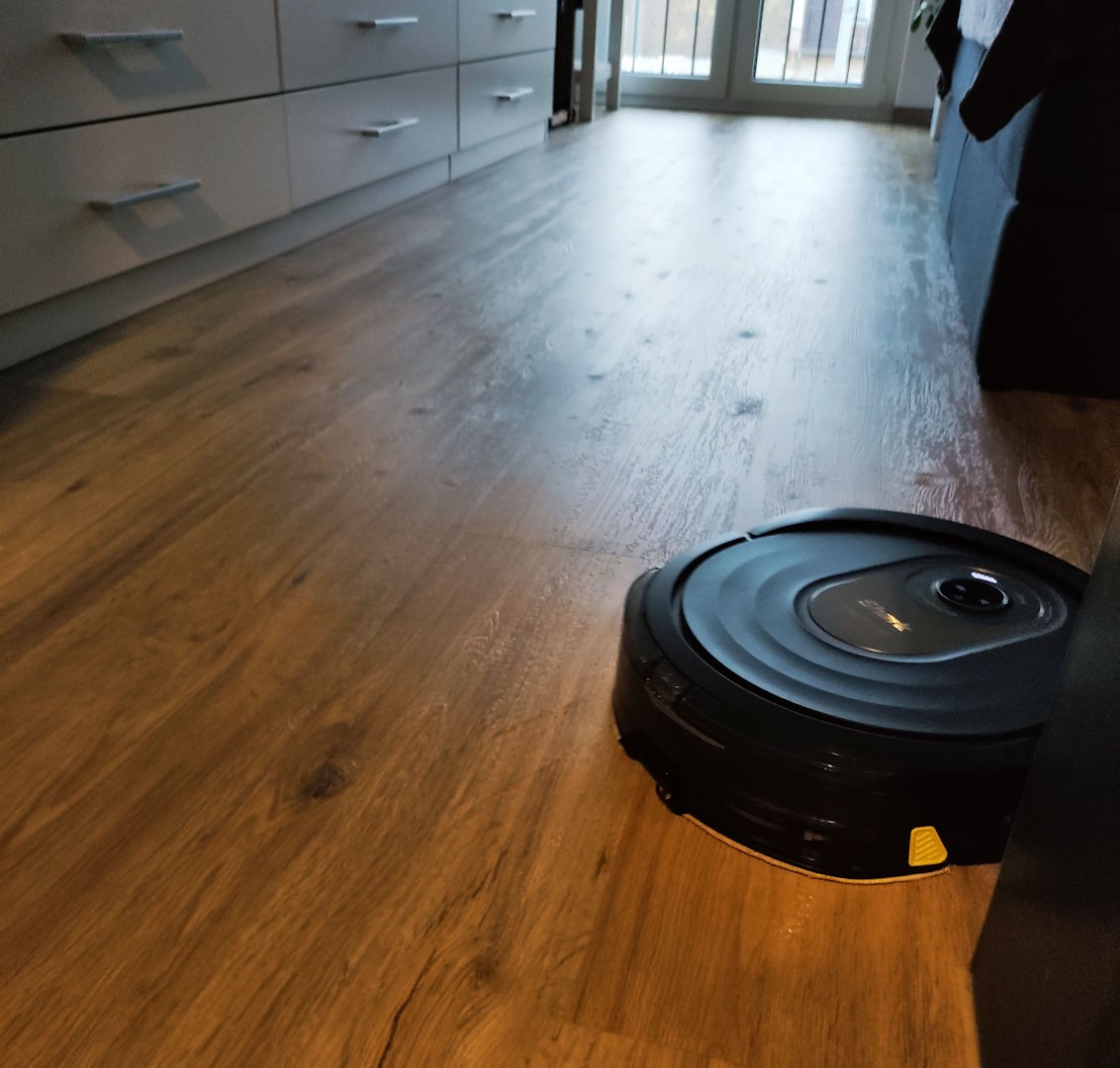 Der Shark AI VacMop beim Wischen.