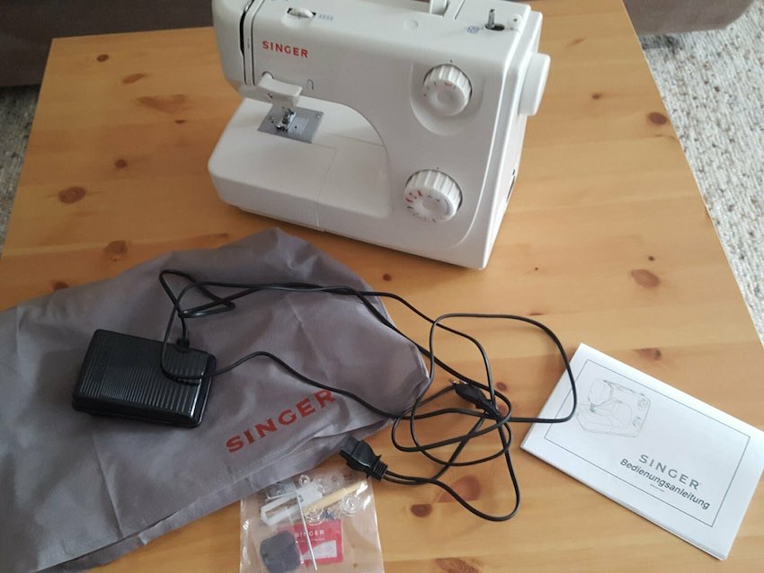 Die Singer Mercury 8280 Nutznaht-Nähmaschine inkl. Zubehör.