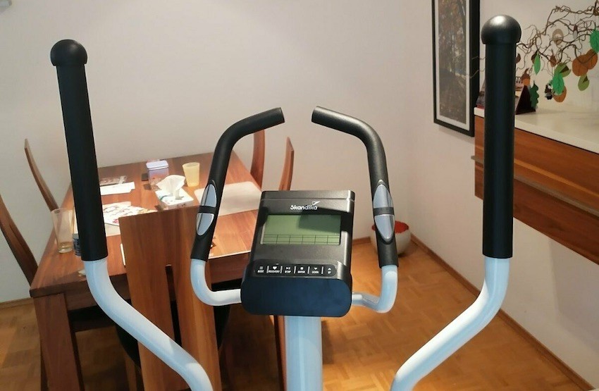 Die übersichtliche Bedieneinheit beim Skandika Fint Crosstrainer.