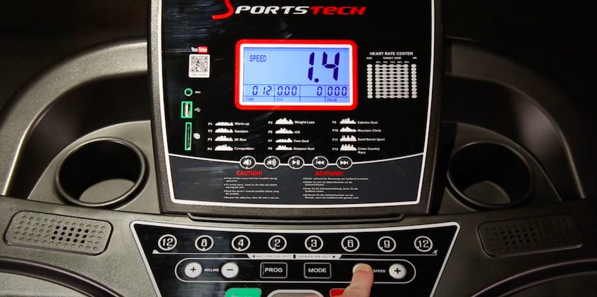 Das übersichtliche Bedienpanel des Sportstech F31 Laufbands überzeugt durch die klare Struktur und das große LCD-Display.