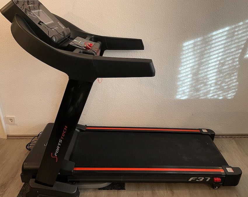 Das Sportstech F37 Profi Laufband bereit für den Testlauf.