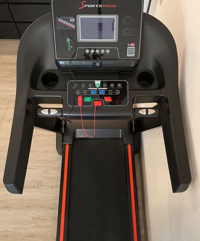 Die Bedienkonsole des Sportstech F37 Profi Laufband bietet eine Fülle von Trainingsdaten und -Optionen.