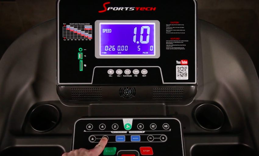 Die Bedienkonsole des Sportstech F37 Profi Laufband bietet eine Fülle von Trainingsdaten und -Optionen.