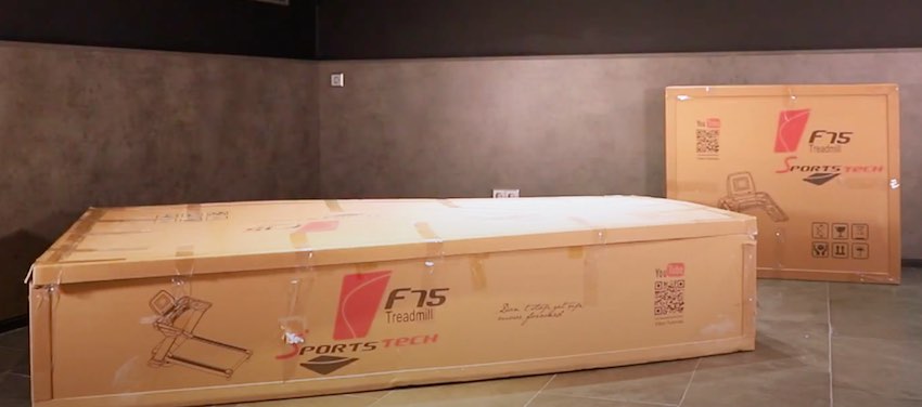 Das Sportstech F75 Laufband wird in 2 Kartons geliefert und wiegt insgesamt 150 Kilogramm.