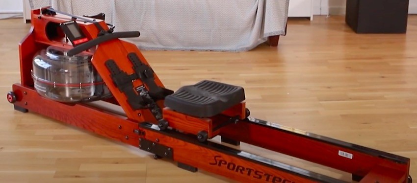 Das Sportstech WRX700 Wasser-Rudergerät voll aufgebaut.