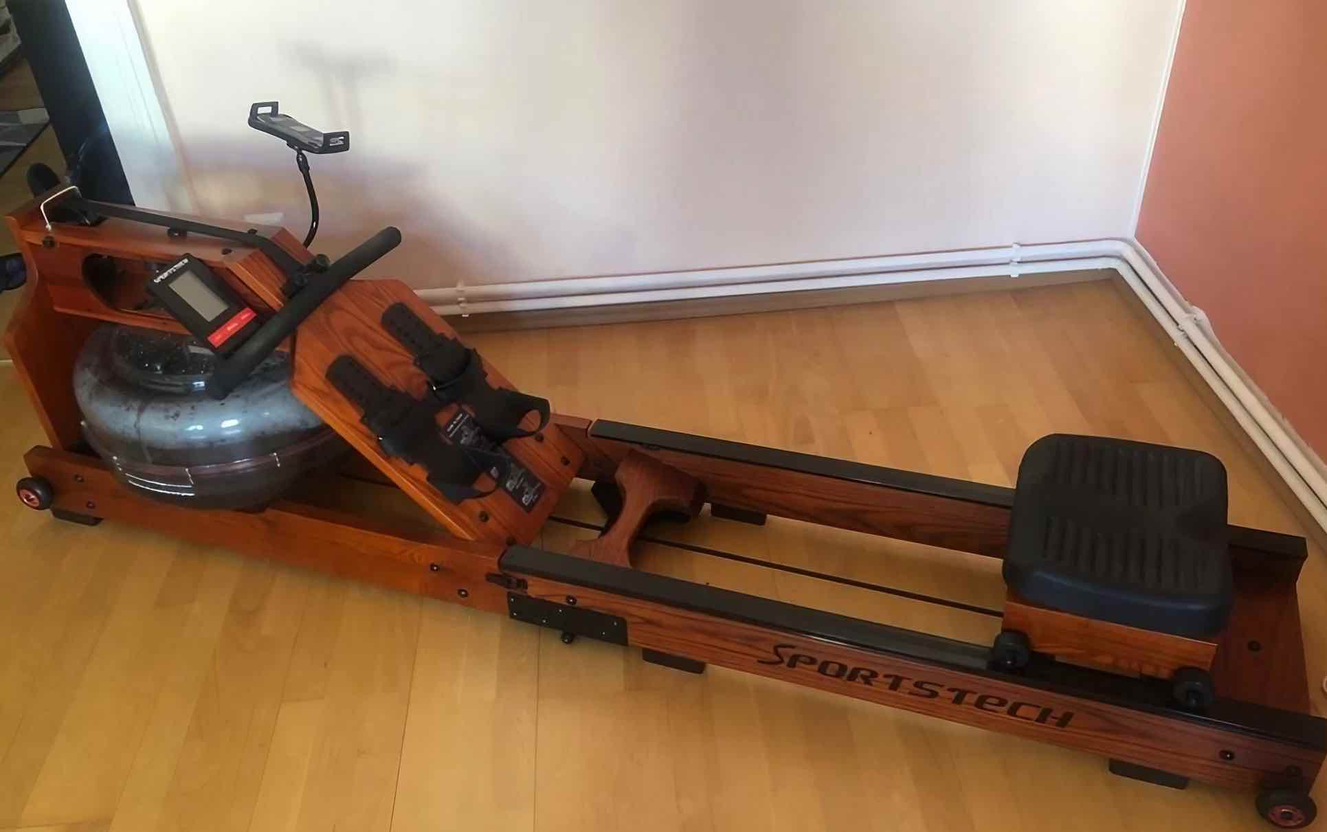 Das Sportstech WRX700 Wasserrudergerät.