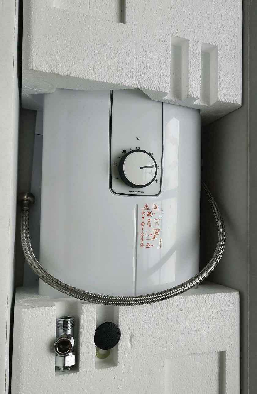 Der Stiebel Eltron DCE 11/13 Durchlauferhitzer wird ausgepackt.