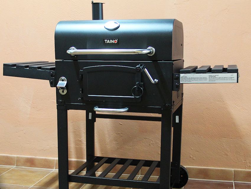 Der Taino Hero BBQ Smoker bereit zum Einbrennen.