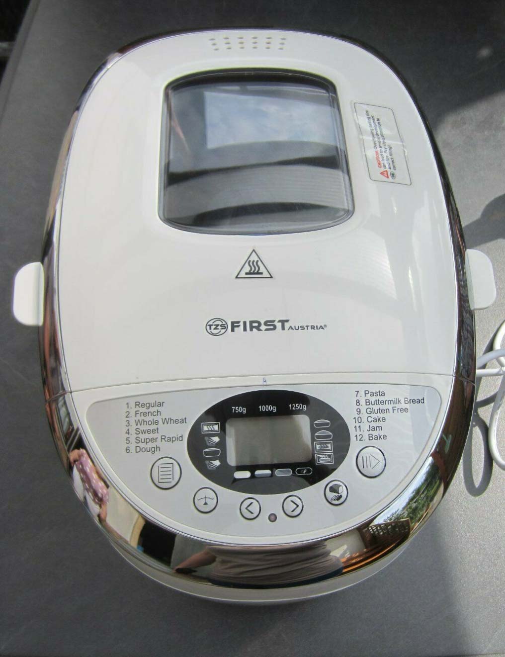 Der TZS First Austria FA-5152-3 Brotbackautomat sieht extrem schick aus.