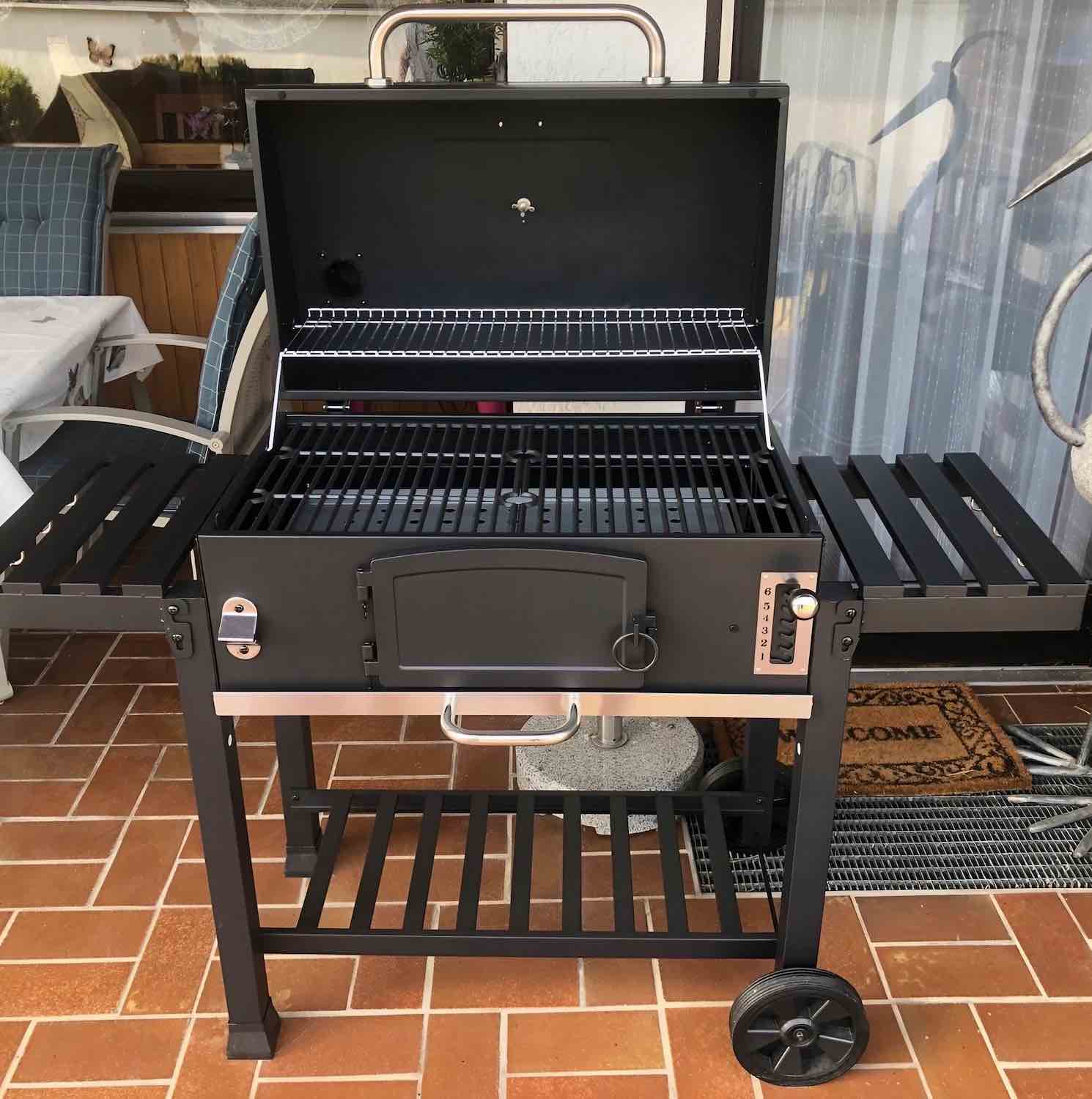 Der Taino Hero XXL BBQ Smoker Grill.
