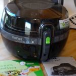 Tefal Heißluftfritteuse Test: Die besten XL, XXL & ActiFry Modelle Die Tefal YV9601 ActiFry 2in1 Heißluftfritteuse kommt mit einem Rezeptbuch und deutschsprachiger Bedienungsanleitung.