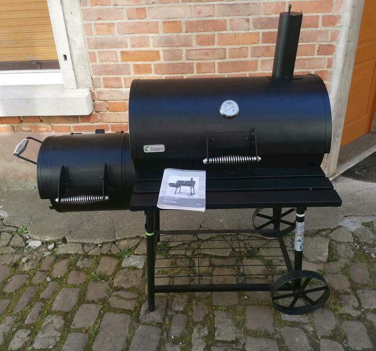 Der Tepro Biloxi BBQ Smoker Grill nach dem Aufbau.