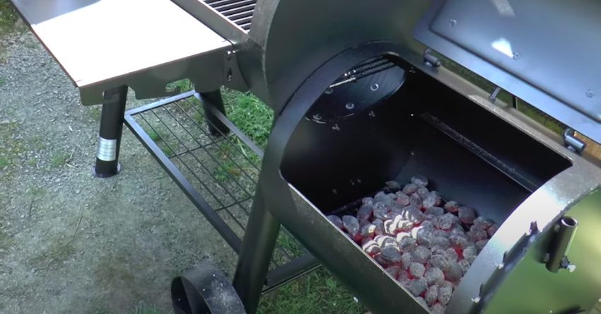 Der Tepro Indianapolis BBQ Smoker mit durchgeglühter Kohle.