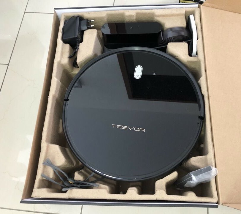 Der Tesvor M1 4000 Pa Saug- und Wischroboter in der Verpackung.