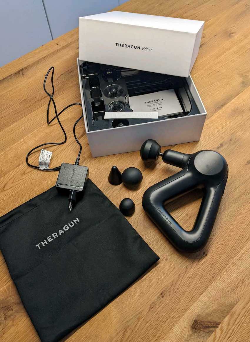 Die Theragun Prime Massagepistole inklusive Zubehör.
