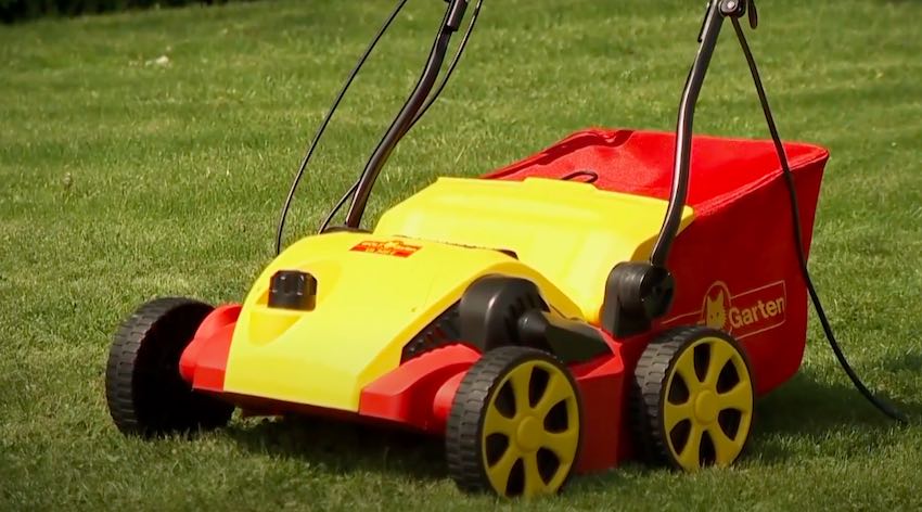 Der WOLF-Garten VA346E Elektro-Vertikutierer liegt mit einer Arbeitsbreite von 34 cm im oberen Mittelfeld der getesteten Vertikutierer.
