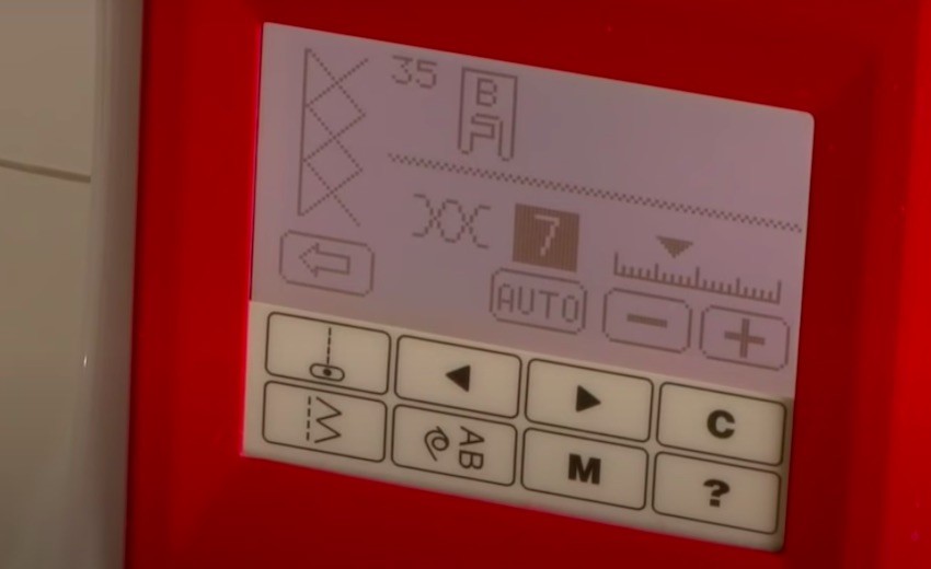 Das übersichtliche Display der Wertarbeit W6 N5000 Nähmaschine.