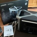 Anker 757 PowerHouse Solargenerator bzw. Powerstation: Test, Erfahrungen und Bewertung Ausgepackte Anker Powerstation mit Originalkarton, Kabeln und Anleitung auf dem Boden.