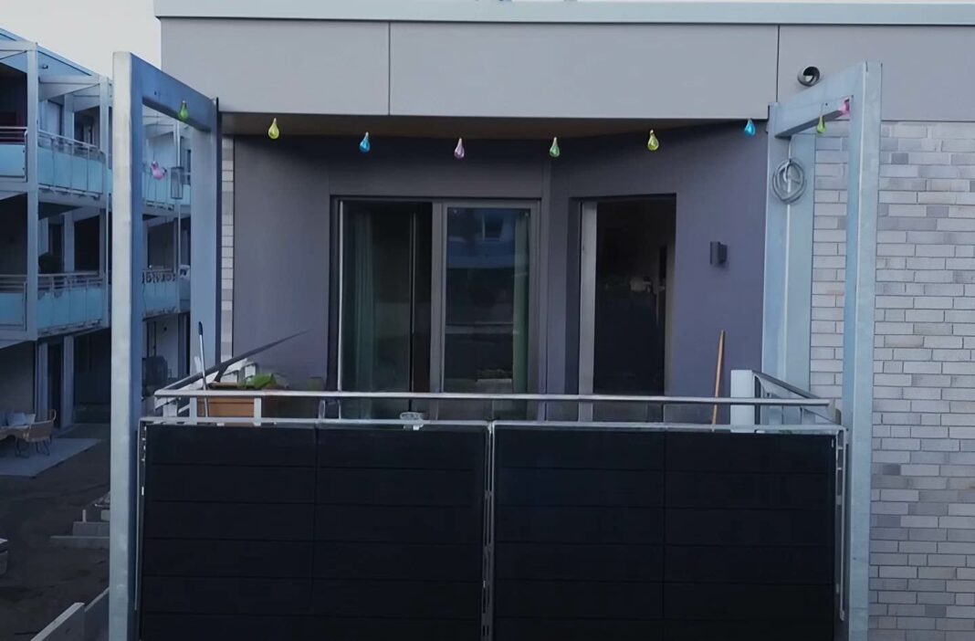 Ein Balkonkraftwerk montiert auf einem Balkon.