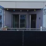 Balkonkraftwerke: 600W oder 800W - die Qual der Wahl? Ein Balkonkraftwerk montiert auf einem Balkon.