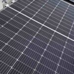 Dunkle Wolken über Balkonkraftwerken: Wechselrichter-Skandal nimmt zu Solarpanele für ein Balkonkraftwerk