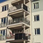 Die Zukunft der Energiewende: Die Rolle von Balkonkraftwerken Balkonkraftwerke in einem Mehrfamilienhaus.