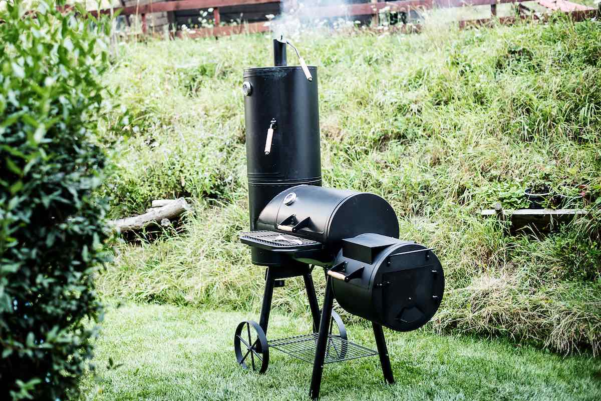 Der Druline 130 kg Profi Smoker beim Einbrennen.