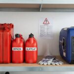 Benzin für Notstromaggregat lagern: Vorschriften, Haltbarkeit und Risiken im Check Regal mit Benzinkanistern, Generator, Handschuhen und Warnhinweis. Ein Feuerlöscher ist im Hintergrund sichtbar.