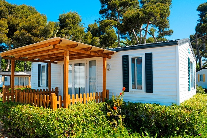 Ein Campinghaus im Grünen mit einem Gas Durchlauferhitzer drin