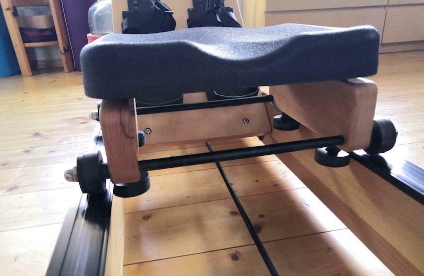 Der bequeme Sitz läuft auf den langen Gleitschienen nahezu geräuschlos.