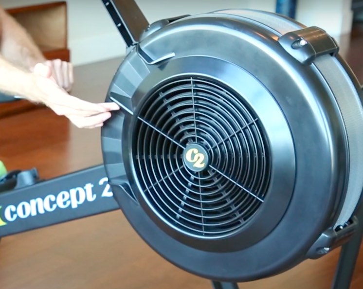 Die Luftklappen des Concept2 Indoor Rower Modell D Rudergeräts können manuell verstellt werden, um den Luftwiderstand genau einzustellen.